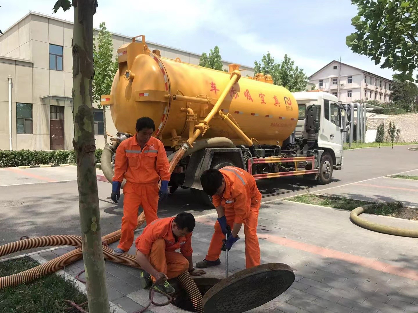 山亭管道疏通车停在窨井附近