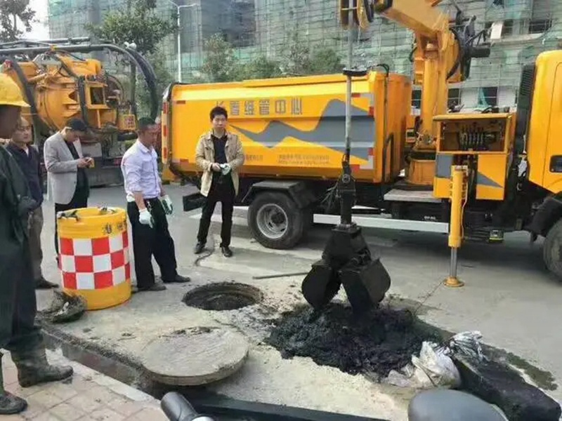 山亭街道：网格员化身“清道夫”，为民解忧疏通“堵心”化粪池