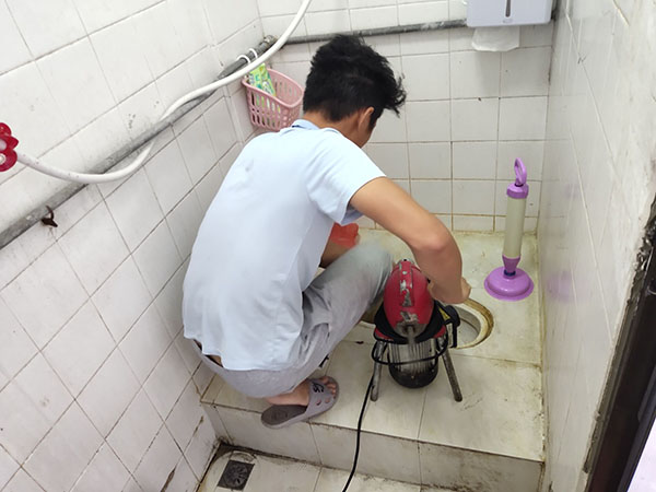 山亭肥皂掉到马桶里把马桶堵住了怎么办？马桶堵住了怎么办