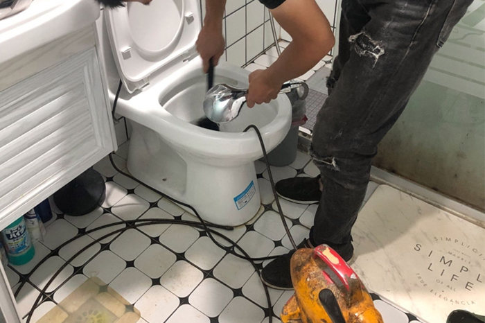 山亭马桶堵塞自己疏通还是找师傅？专业上门服务让你省时更省心